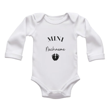 MINI Nachname - Baby Body zur 'Schwangerschaftsverkündung' | Personalisiertes Body: Langarm, Weiß (0-3M)