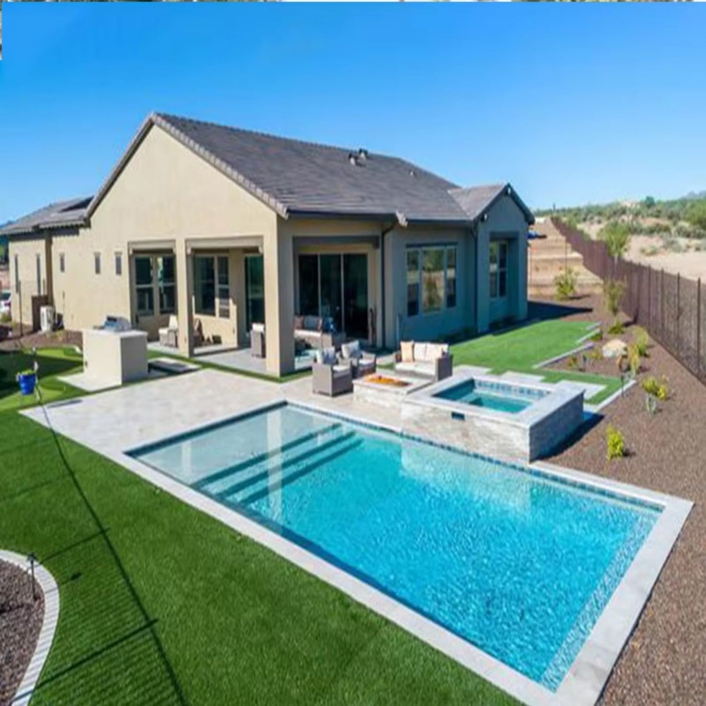 Modernes Luxus-Haus mit Swimmingpool, Whirlpool, Kunstrasen & überdachte Terrasse