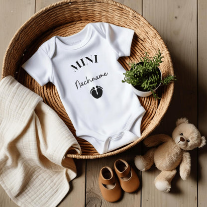 MINI Nachname - Baby Body zur 'Schwangerschaftsverkündung' | Personalisiertes Body: Langarm, Weiß (0-3M)