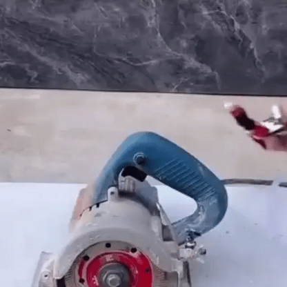 Wassersprüher für Flex-Schneidemaschine | Staubentferner mit Kühlsprühdüse (Preview GIF)
