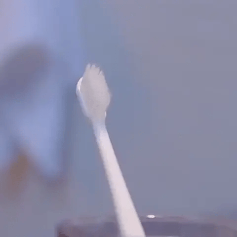 UV Sterilisator Zahnbürstenhalter | Solarbetrieben und Wiederaufladbar: Platzsparend & Hygienisch (Preview GIF)