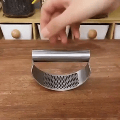 Manuelle Edelstahl Knoblauchpresse | Crusher für Knoblauch & Ingwer, Küchenhelfer mit Set (Preview GIF)